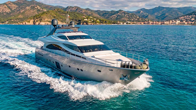 Ferretti 881