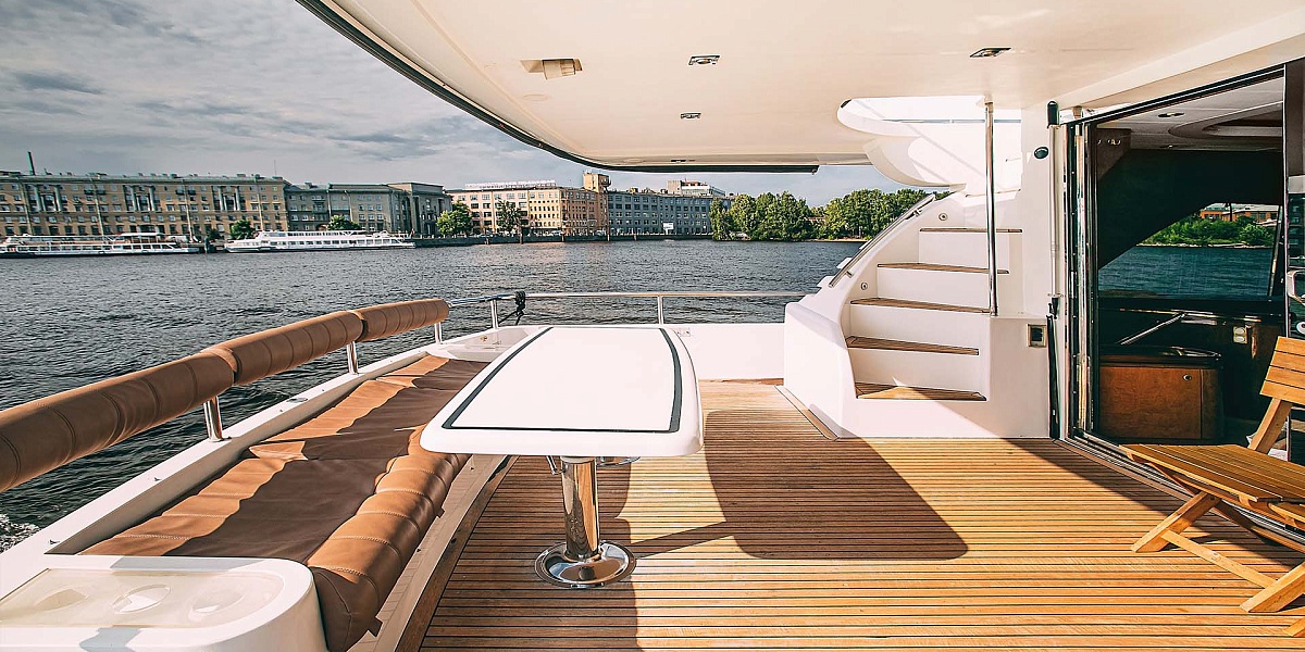 Аренда моторной яхты Elegance 65 в Санкт-Петербурге - стол на корме