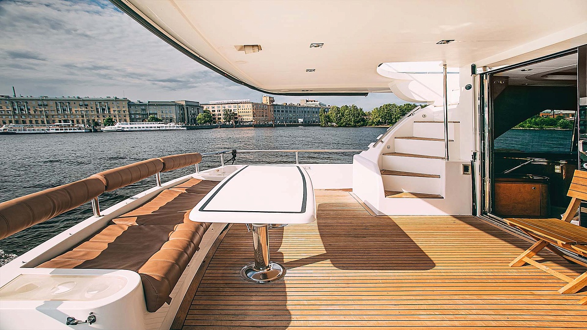 Аренда моторной яхты Elegance 65 в Санкт-Петербурге - стол на корме