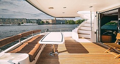 Аренда моторной яхты Elegance 65 в Санкт-Петербурге - стол на корме
