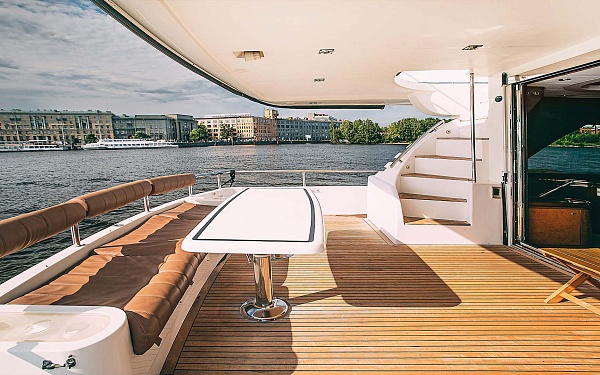 Аренда моторной яхты Elegance 65 в Санкт-Петербурге - стол на корме