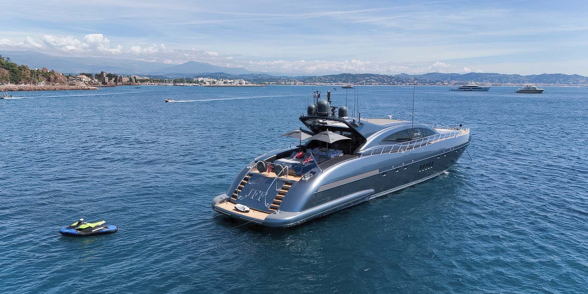 Mangusta 108 JFF на якоре - аренда яхты во Франции