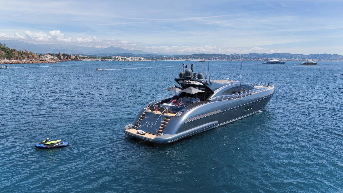 Mangusta 108 JFF на якоре - аренда яхты во Франции