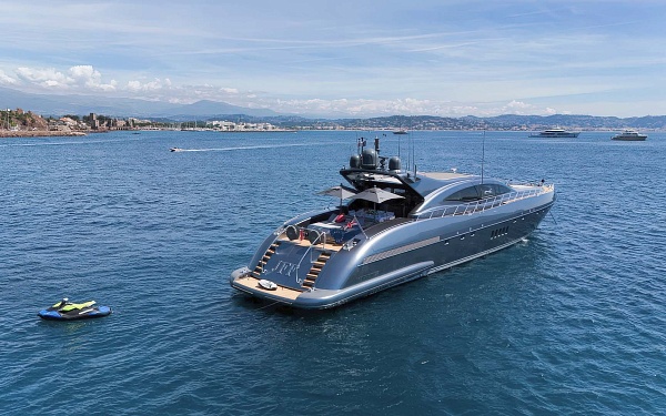 Mangusta 108 JFF на якоре - аренда яхты во Франции