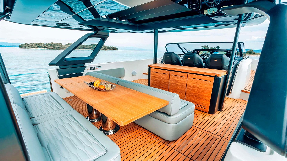 Обеденная зона на яхте Cranchi A46 Luxury Tender в Каннах