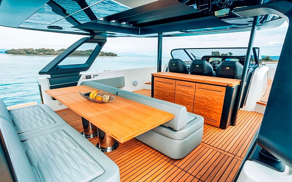 Обеденная зона на яхте Cranchi A46 Luxury Tender в Каннах