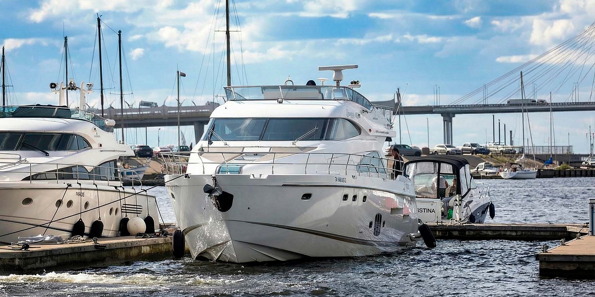 Аренда моторной яхты Fairline 65 Squadron - Санглара в Питере