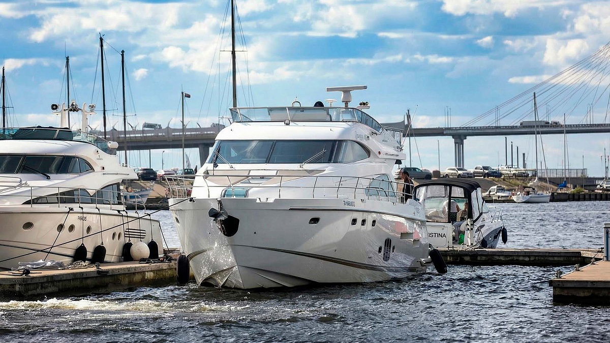 Аренда моторной яхты Fairline 65 Squadron - Санглара в Питере