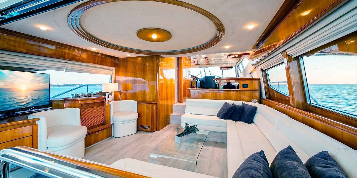 Аренда яхты Ferretti 68 на Миконосе - лаунж в салоне