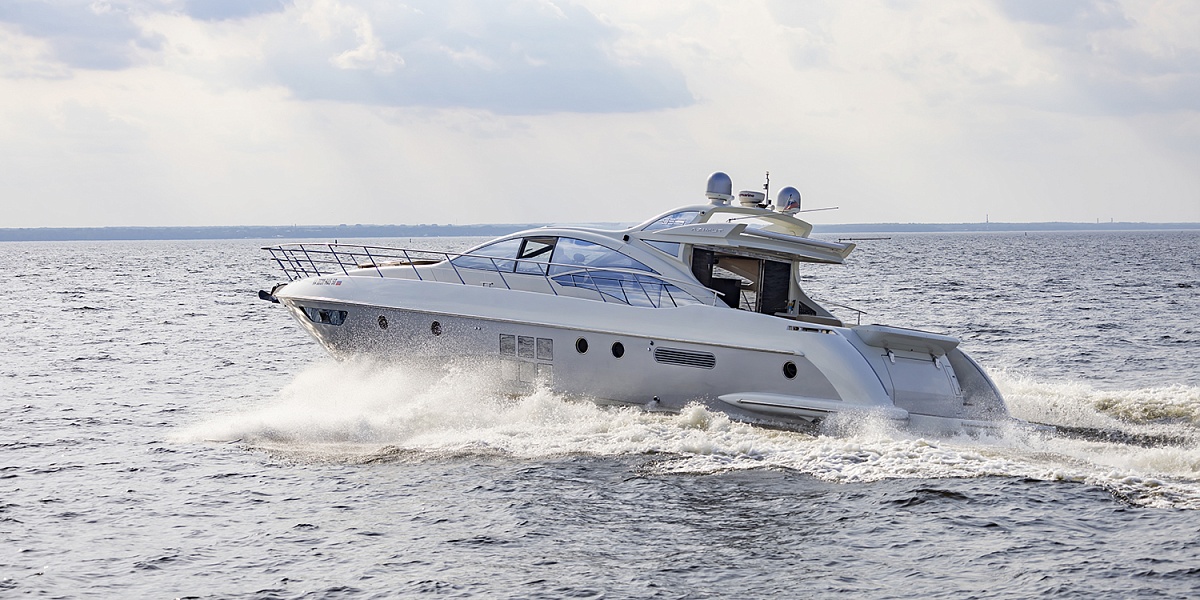 Аренда моторной яхты Azimut 62S в Санкт-Петербурге