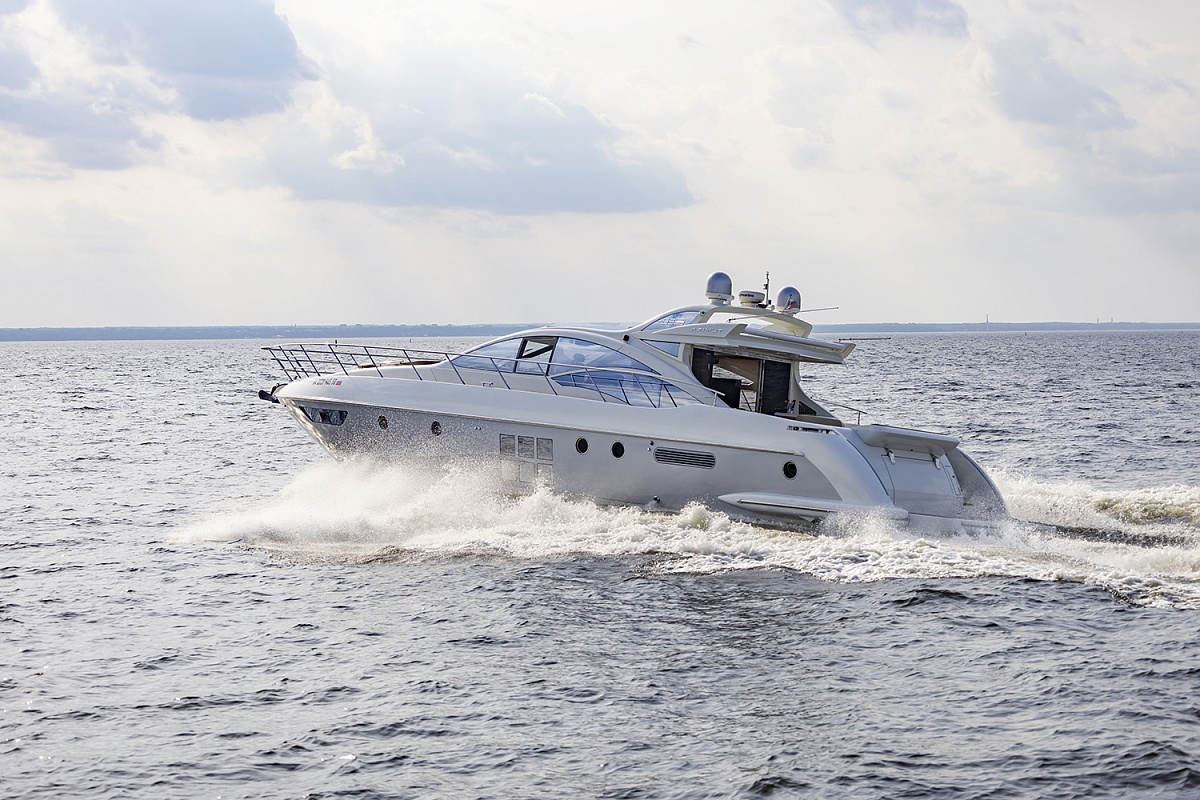 Аренда моторной яхты Azimut 62S в Санкт-Петербурге