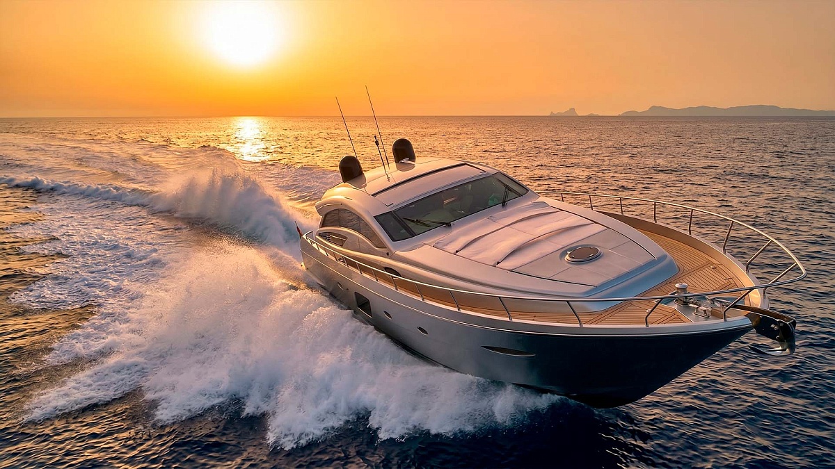 Аренда яхты  Pershing 72 на Ибице - на закате