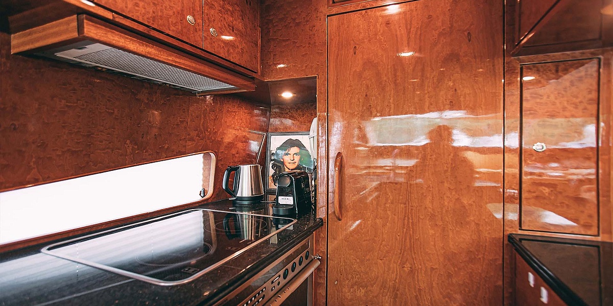 Аренда моторной яхты Elegance 65 в Санкт-Петербурге - камбуз
