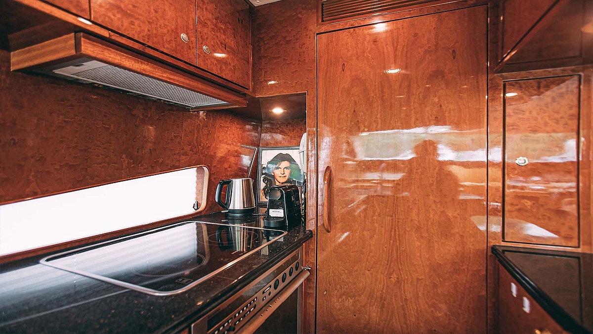 Аренда моторной яхты Elegance 65 в Санкт-Петербурге - камбуз