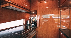 Аренда моторной яхты Elegance 65 в Санкт-Петербурге - камбуз