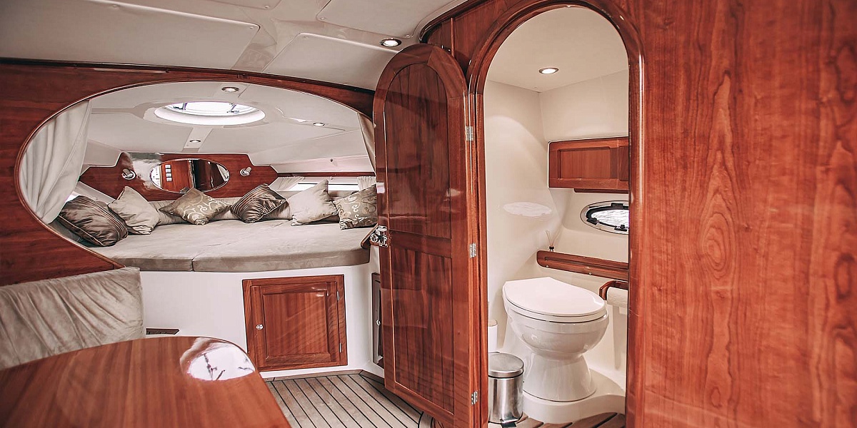 Аренда каютного катера Nordic 38 в Санкт-Петербурге - каюта