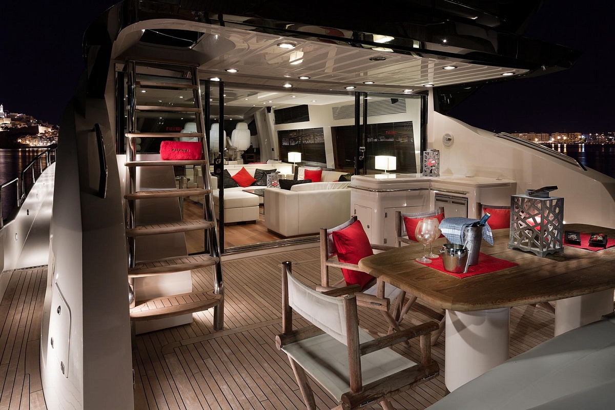 Аренда моторной яхты Sunseeker Predator 84 на Ибице, Балеарские острова - обеденная зона на корме