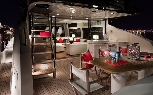 Аренда моторной яхты Sunseeker Predator 84 на Ибице, Балеарские острова - обеденная зона на корме