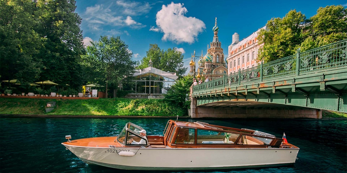 Катер Императрица в Петербурге вид сбоку