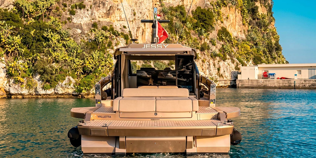 Аренда яхты Azimut Seadeck 6 во Франции - откидные борта, терраса на воде