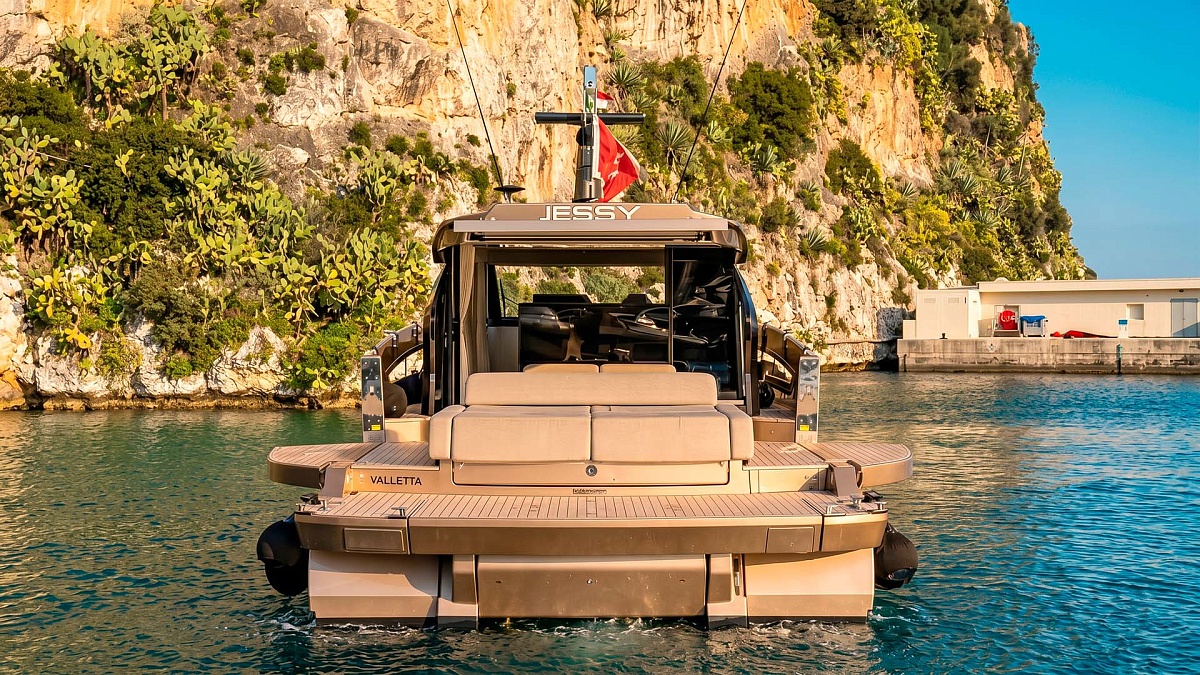 Аренда яхты Azimut Seadeck 6 во Франции - откидные борта, терраса на воде