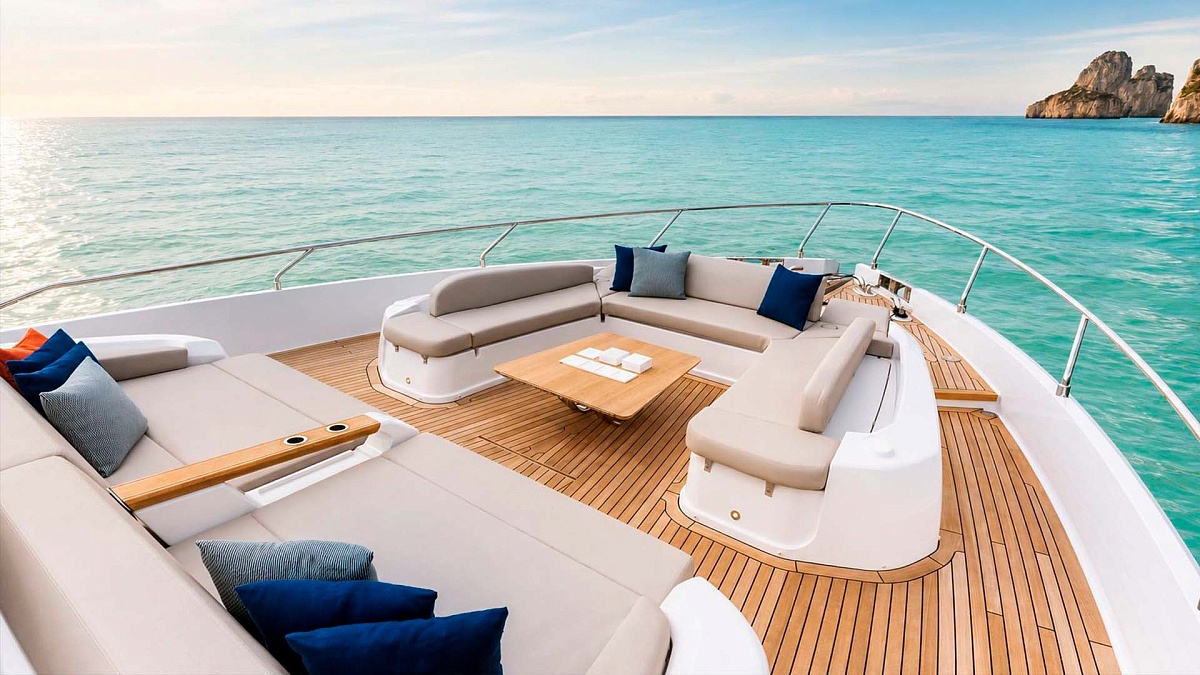 Лаунж-зона на носу Ferretti 860