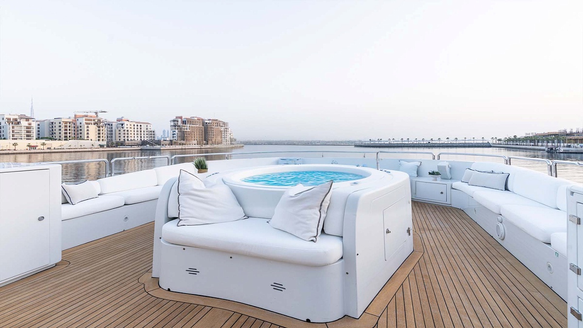 Джакузи на солнечной палубе яхты Benetti 115 DXB во Франции