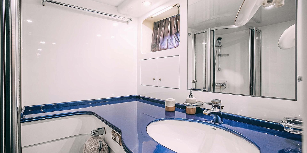 Аренда моторной яхты Elegance 65 в Санкт-Петербурге - гальюн