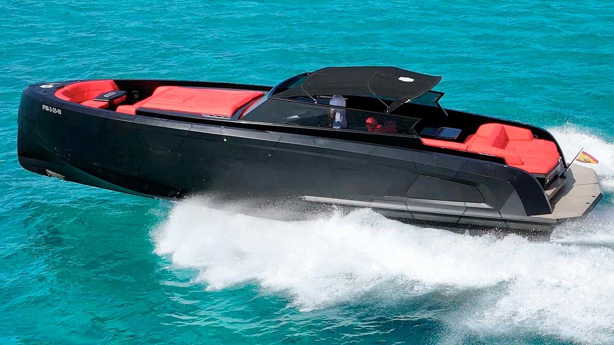 Аренда яхты Vanquish VQ45 на Ибице - вид с боку