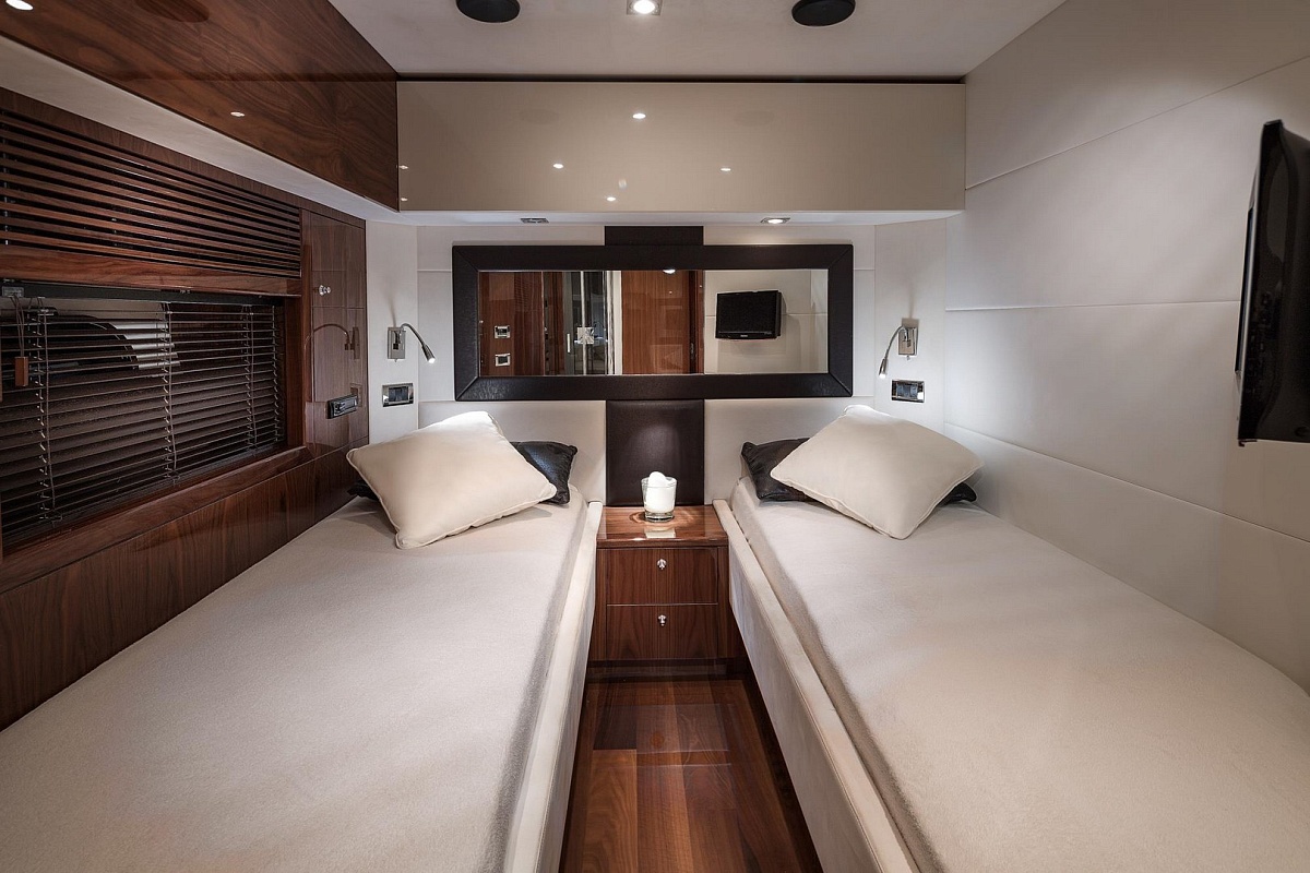 Аренда моторной яхты Sunseeker Predator 84 на Ибице, Балеарские острова - гостевая каюта