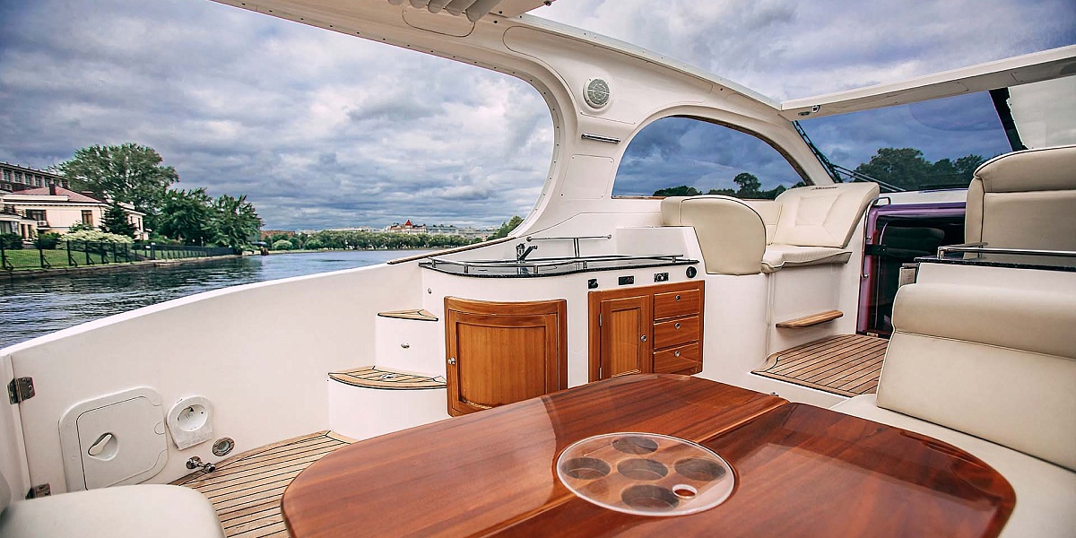 Аренда каютного катера Nordic 38 в Санкт-Петербурге - стол в кокпите
