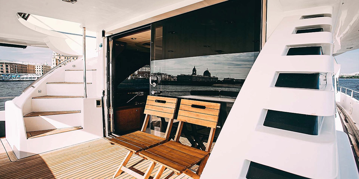 Корма яхты Elegance 65 в Санкт-Петербурге