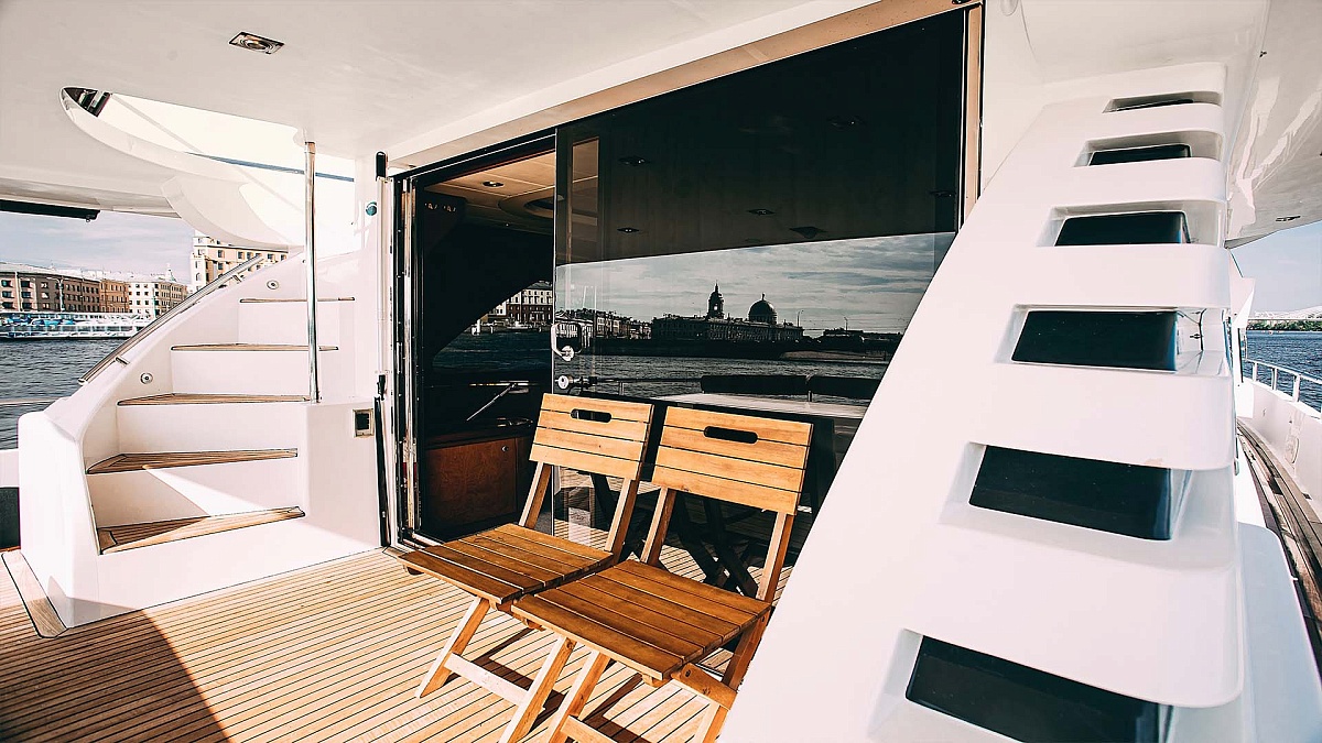 Корма яхты Elegance 65 в Санкт-Петербурге
