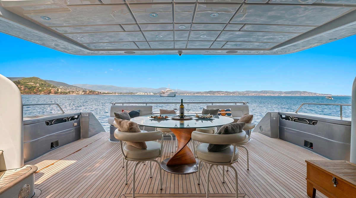 Аренда мега яхты Ferretti 881 во Франции, мастер-каюта, стол на корме