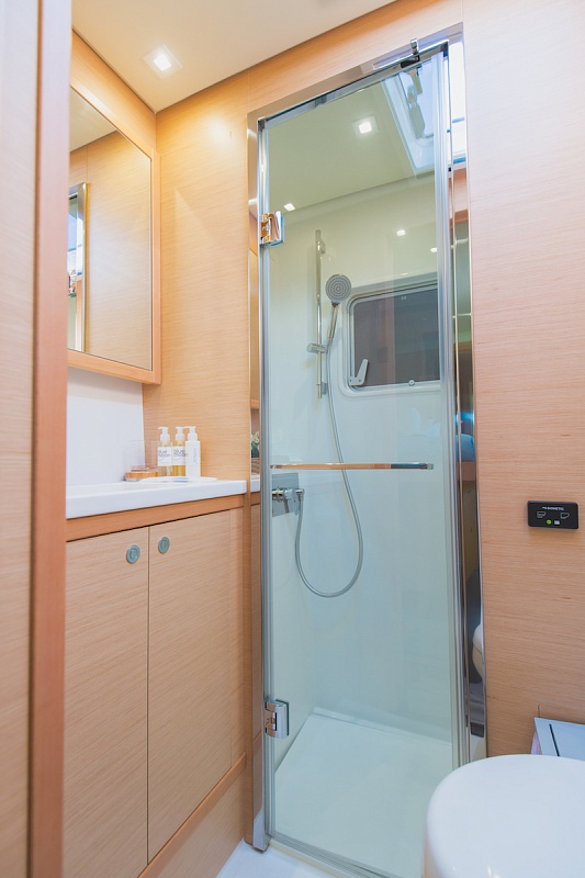 Аренда парусного катамарана Lagoon 52F BLUE MOON, Пхукет, Тайланд - душ на катамаране