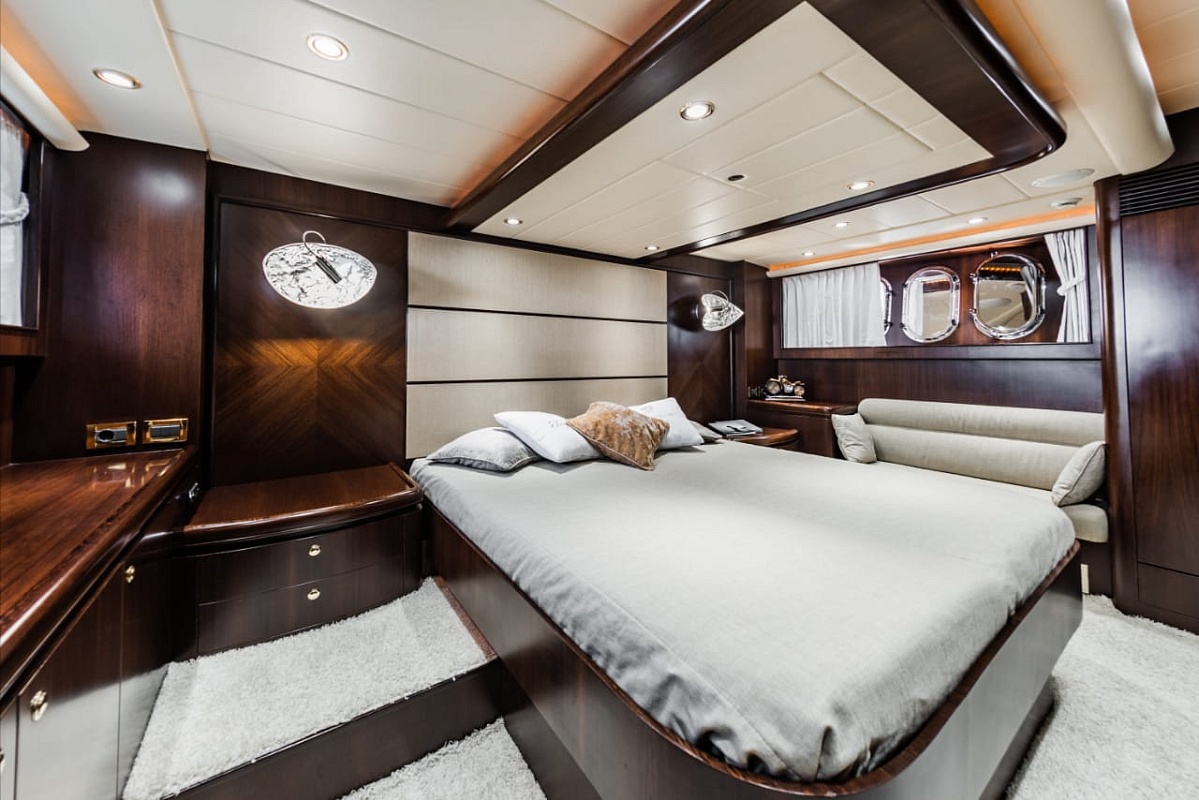Elegance 64 аренда яхты в Сочи от Extremalov Group