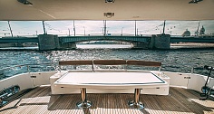 Аренда моторной яхты Elegance 65 в Санкт-Петербурге - стол на корме