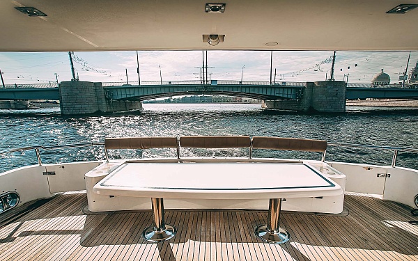 Аренда моторной яхты Elegance 65 в Санкт-Петербурге - стол на корме