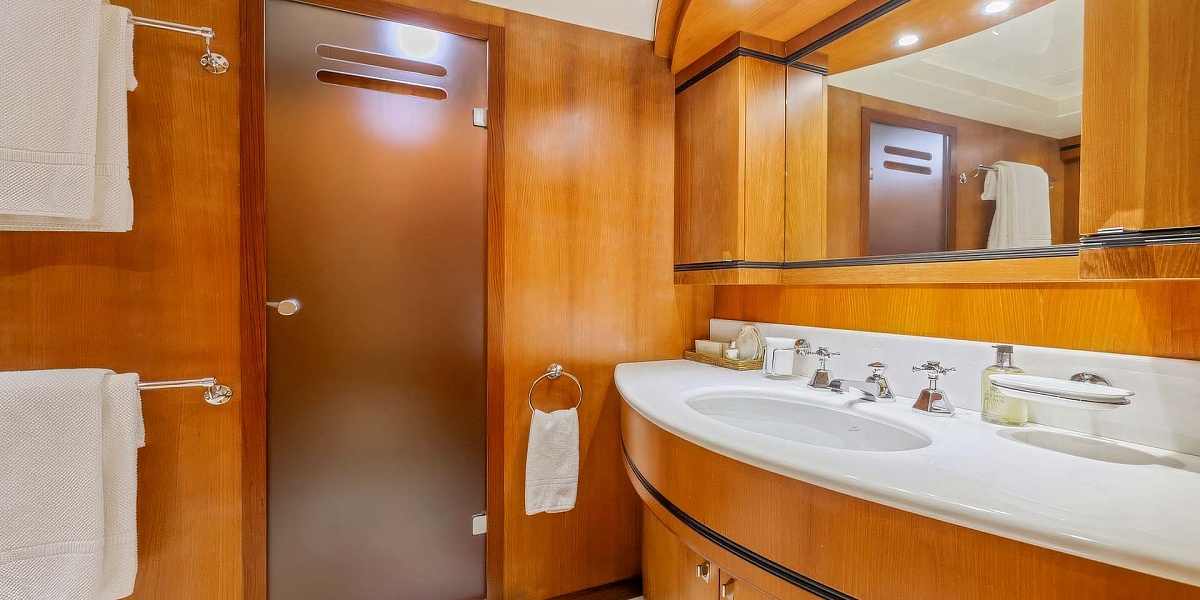 Mangusta 108 JFF ванная - аренда мега яхты во Франции