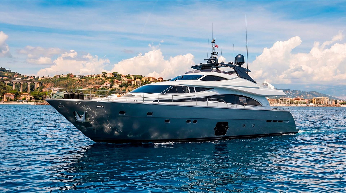 Аренда мега яхты Ferretti 881 во Франции, на ходу вдоль берега