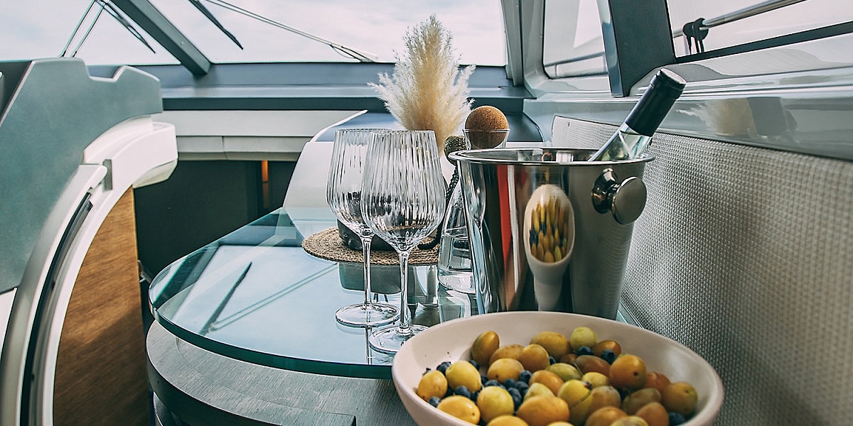 Аренда моторной яхты Azimut 62S в Санкт-Петербурге