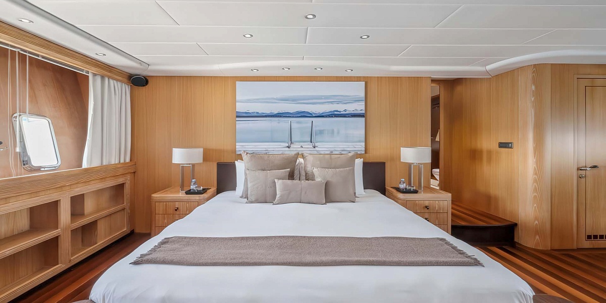 Mangusta 108 JFF кровать в мастер-каюте - чартер мега яхты во Франции