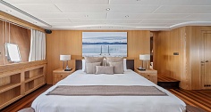 Mangusta 108 JFF кровать в мастер-каюте - чартер мега яхты во Франции
