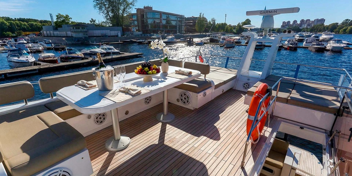 Аренда моторной яхты Fairline 65 Squadron - Санглара в Санкт-Петербурге - на флайбридже