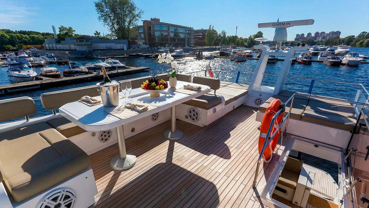Аренда моторной яхты Fairline 65 Squadron - Санглара в Санкт-Петербурге - на флайбридже