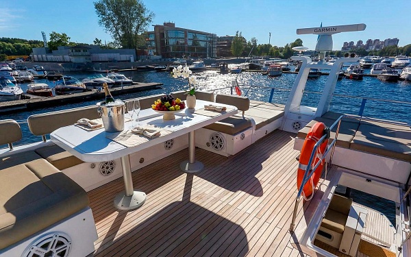 Аренда моторной яхты Fairline 65 Squadron - Санглара в Санкт-Петербурге - на флайбридже