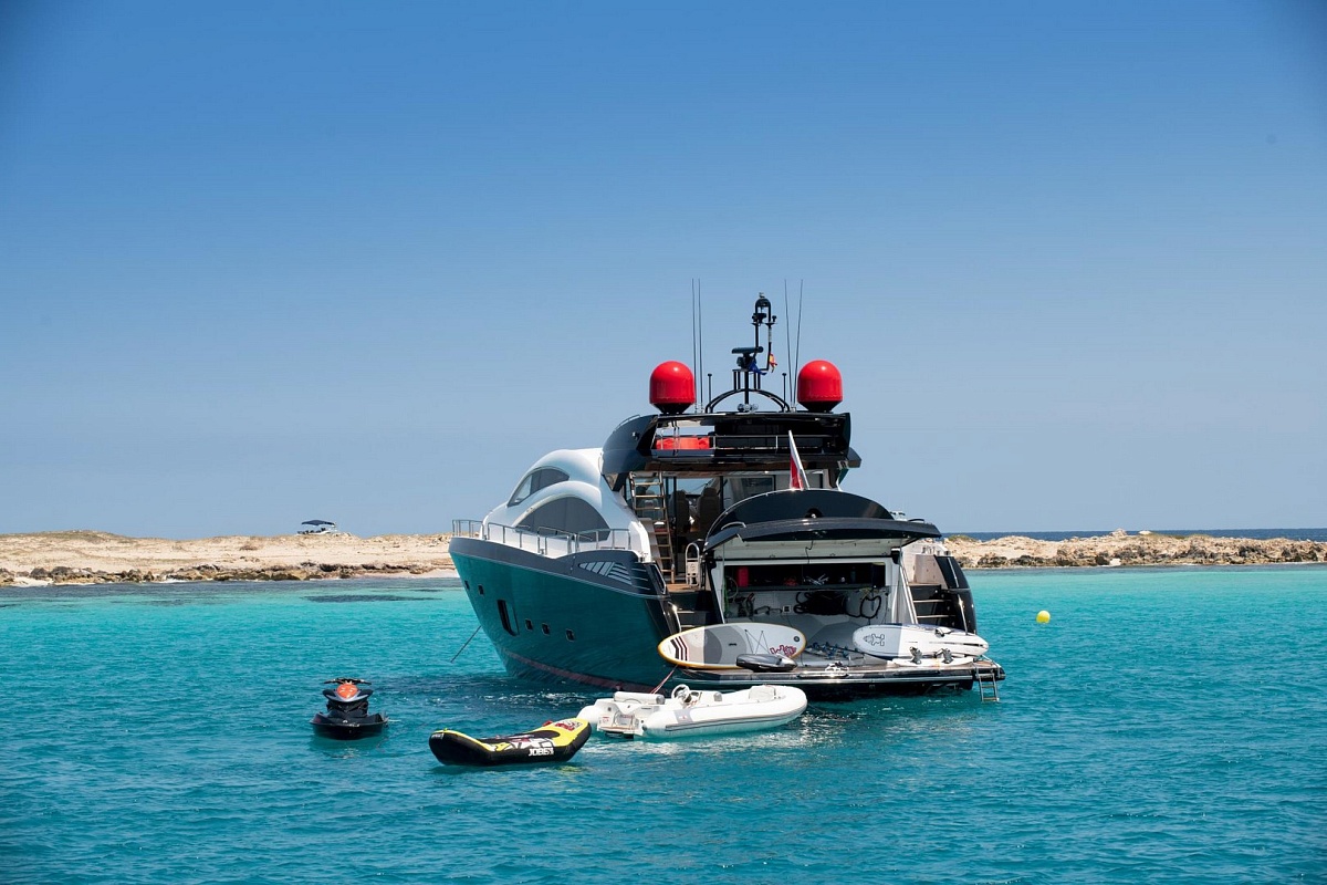 Аренда моторной яхты Sunseeker Predator 84 на Ибице, Балеарские острова - водные игрушки на борту