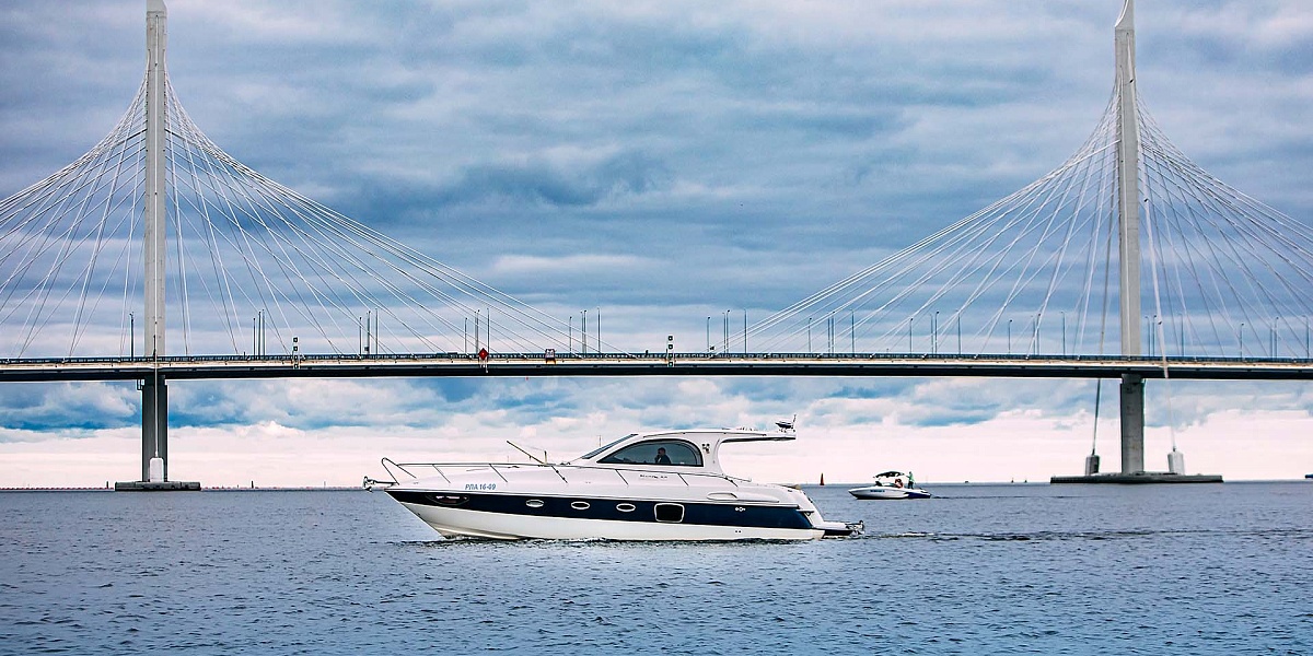 Аренда каютного катера Nordic 38 в Санкт-Петербурге - у моста