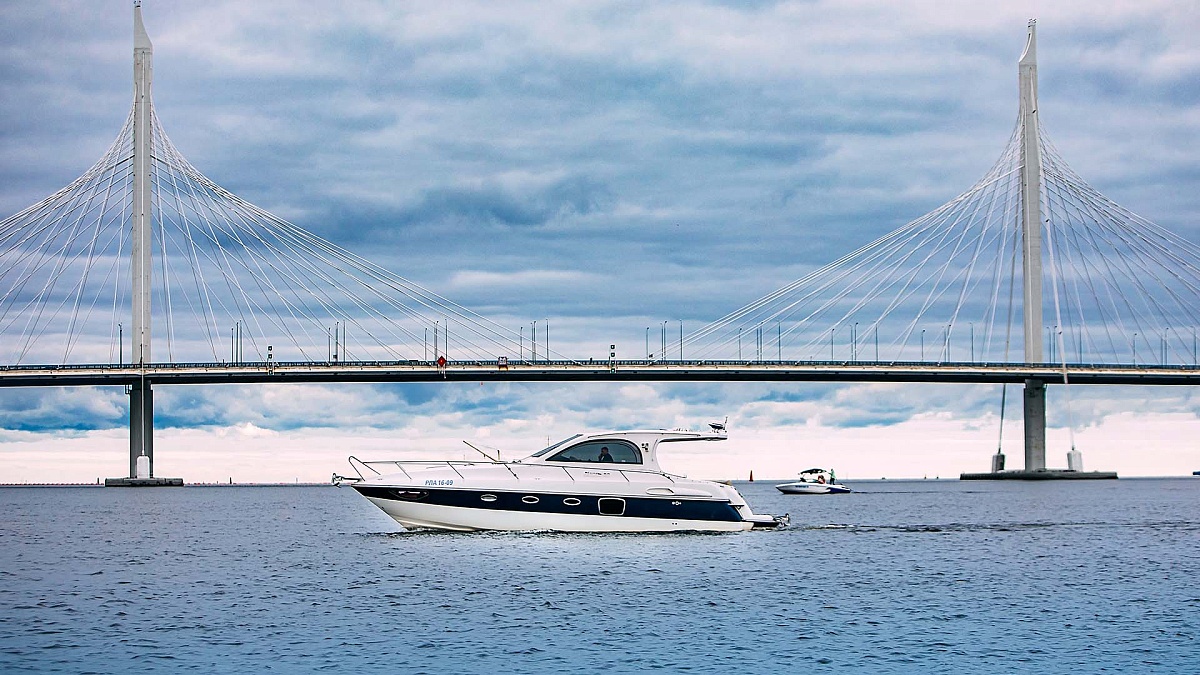 Аренда каютного катера Nordic 38 в Санкт-Петербурге - у моста