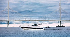 Аренда каютного катера Nordic 38 в Санкт-Петербурге - у моста